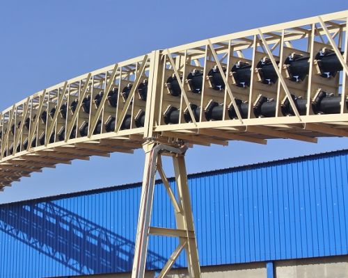 Przenośnik taśmowy do materiałów sypkich